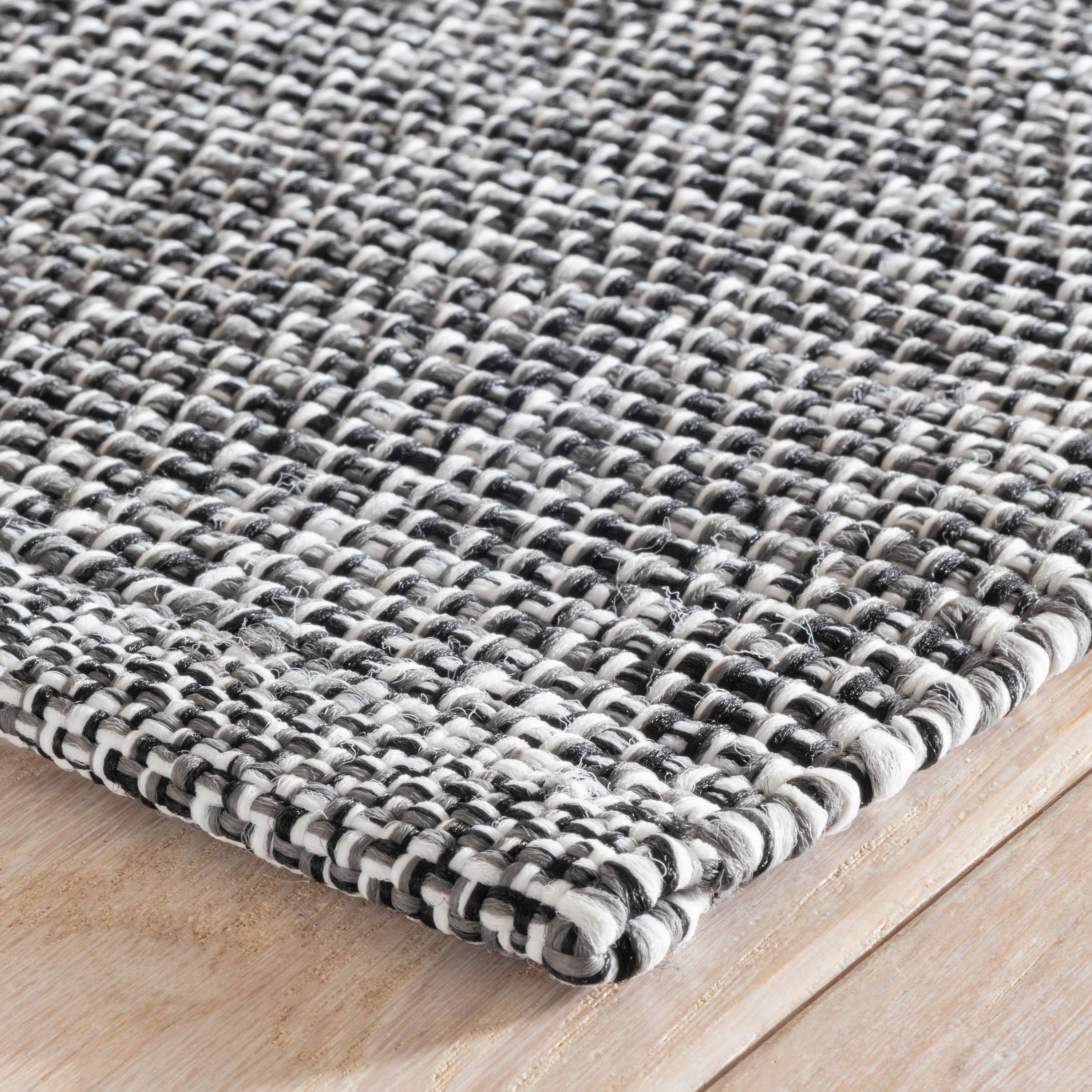 FusionBlackIndoorOutdoorRug_DA1917_beauty_95.jpg