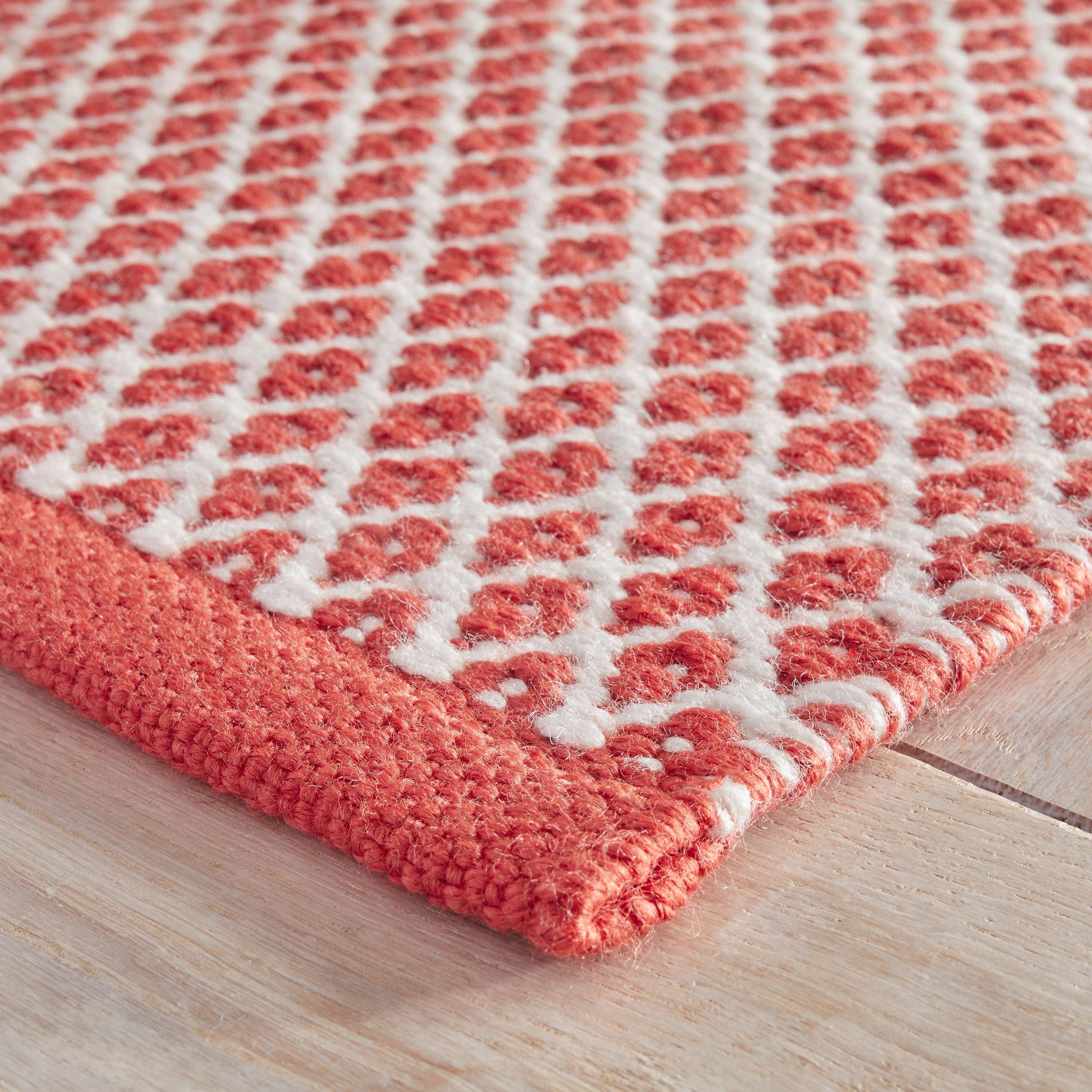 MainsailRedIndoorOutdoorRug_DA1955_beauty_95.jpg